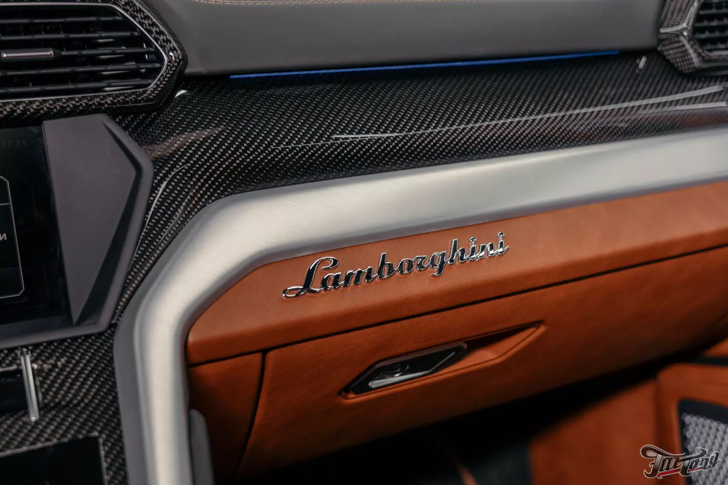 Ламинация элементов салона карбоном в шикарном Lamborghini Urus